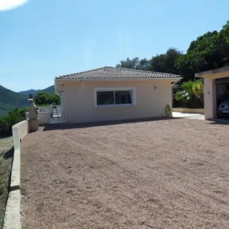 Superbe Vue Avec Piscine A Debordement Vila *